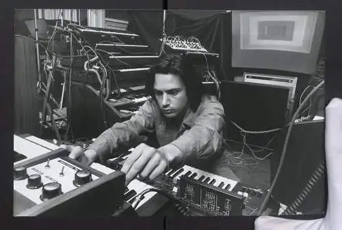 Fotografie Christopher Smith, London, Jean-Michel Jarre, Genius at Work, gilt als Wegbereiter der elektronischen Musik