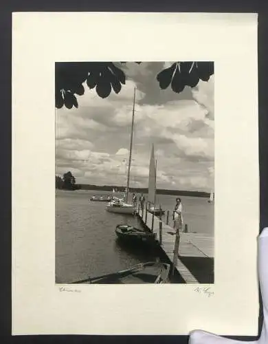 Fotografie W. Seeger, Ansicht Chiemsee, Anlegesteeg mit Seegeboot und Ruderboot am See