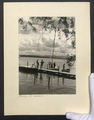 Fotografie unbekannter Fotograf, Ansicht Starnberg, Familie beim Segeltörn auf dem Starnberger See am Anleger