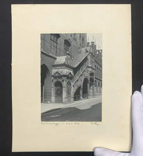 Fotografie W. Seeger, Ansicht Lübeck, Blick auf die Rathaustreppe mit Strassenpartie