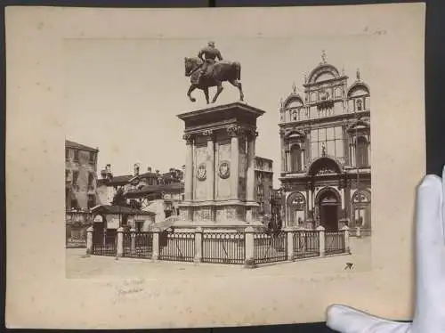 Fotografie unbekannter Fotograf, Ansicht Venedig, Platz am Hospital mit Reiterdenkmal