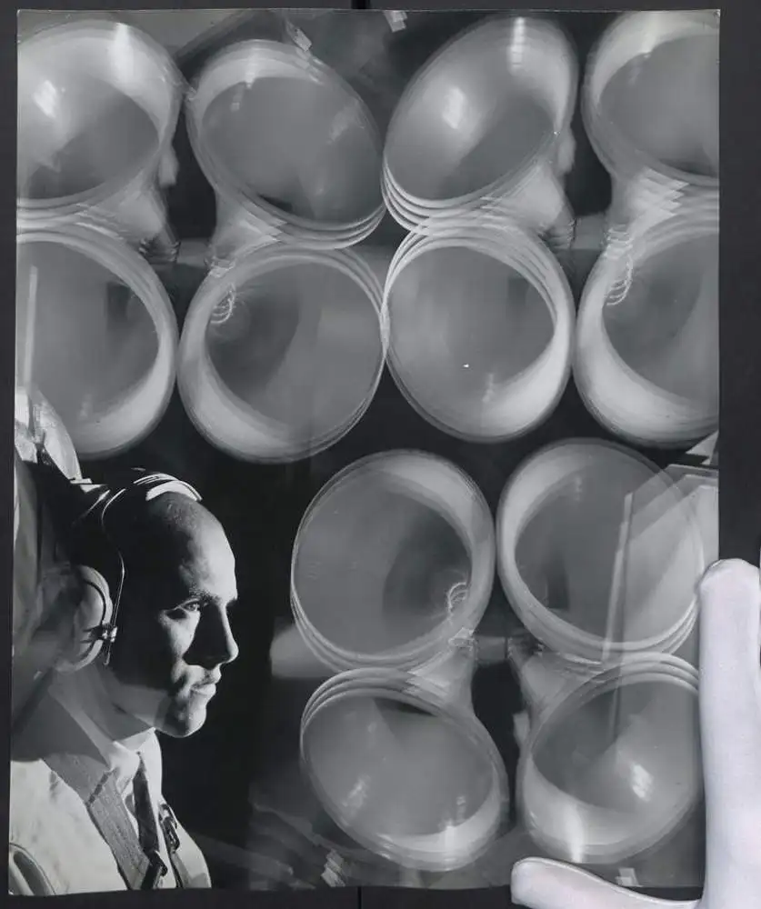 Fotografie John Zimmermann / Curtis, London, How much can you take?, Physiker Hank Sommer wird beschallt beim lesen 0
