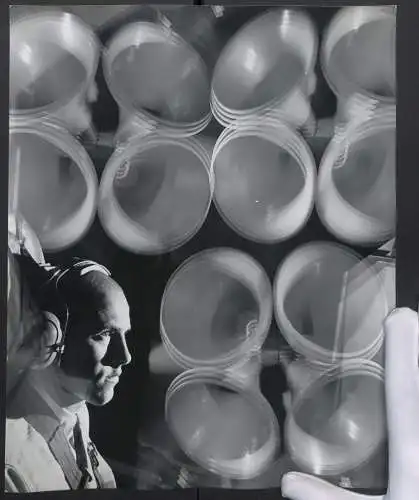 Fotografie John Zimmermann / Curtis, London, How much can you take?, Physiker Hank Sommer wird beschallt beim lesen