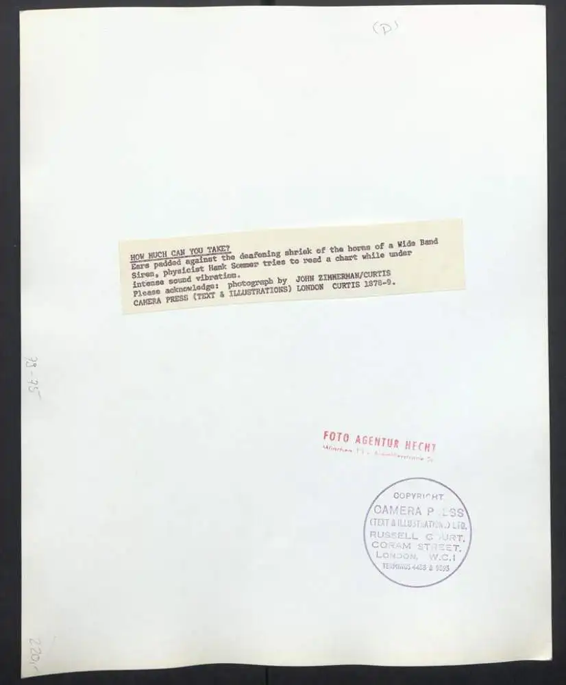 Fotografie John Zimmermann / Curtis, London, How much can you take?, Physiker Hank Sommer wird beschallt beim lesen 1