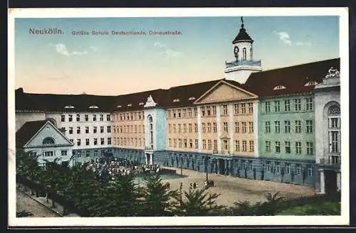 AK Berlin-Neukölln, Grösste Schule Deutschlands, Donaustrasse