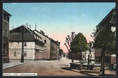 AK Ohrdruf i. Thür., Hohenlohestrasse, Geschäft von August Kirschenbaum, Brunnen