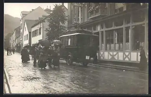 Foto-AK Bad Bertrich, Strassenszene mit Passanten und Bus bei Regen