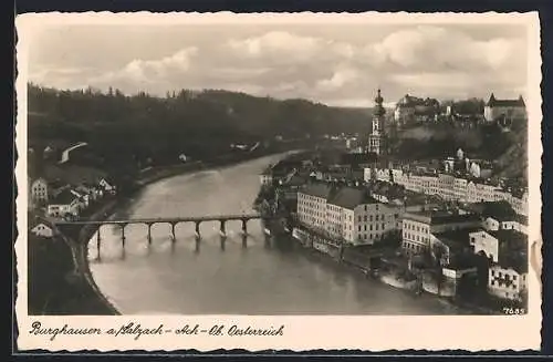 AK Burghausen /Salzach, Ach, Panorama mit Burg und Brücke