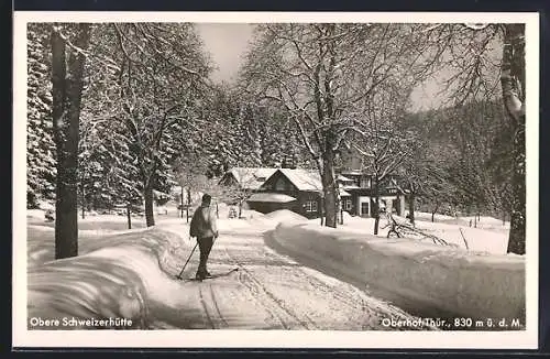 AK Oberhof / Thüringen, Obere Schweizerhütte im Winter mit Skifahrer