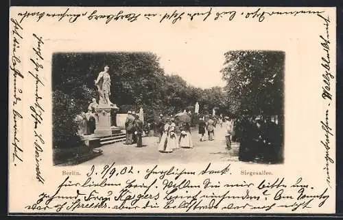 AK Berlin-Tiergarten, Spaziergänger in der Siegesallee