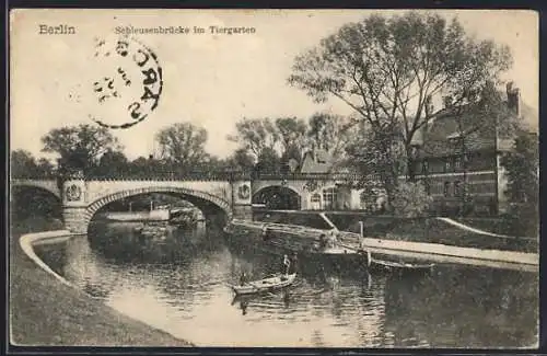 AK Berlin-Tiergarten, Bootspartie mit Schleusenbrücke