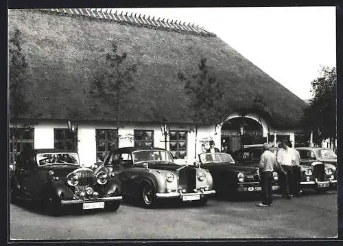 AK Oeversee /Schleswig-Flensburg, Hotel Historischer Krug, Teilansicht mit Luxus-PKW
