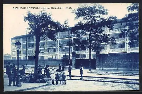 AK Courbevoie, Usine DELAGE et activités devant l`entrée
