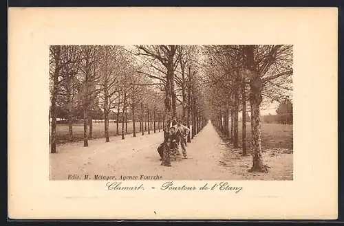 AK Clamart, Pourtour de l`Étang avec allée bordée d`arbres et promeneurs