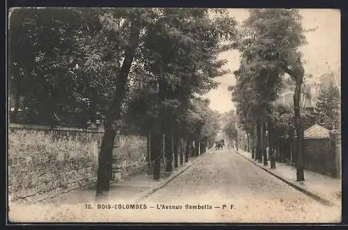 AK Bois-Colombes, L`Avenue Gambetta avec arbres et perspective de rue