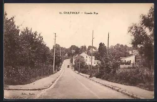 AK Châtenay, Grande Rue avec voiture en campagne verdoyante