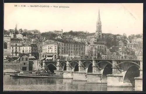 AK Saint-Cloud, Vue générale avec le pont et un bateau sur la Seine
