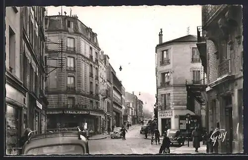 AK Suresnes /Seine, La place Henri IV et, au fond, la rue du Mont-Valérien