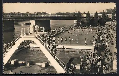 AK Levallois-Asnières, La Piscine du Pont du Chemin de Fer animée par des baigneurs et un plongeoir