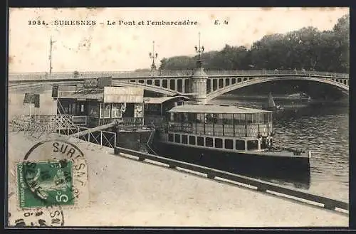 AK Suresnes, Le Pont et l`embarcadère avec un bateau amarré sur la Seine