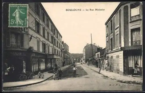 AK Boulogne, La Rue Michelet avec passants et bâtiments historiques