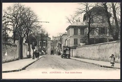 AK Asnières, Rue Saint-Denis avec passants et tramway
