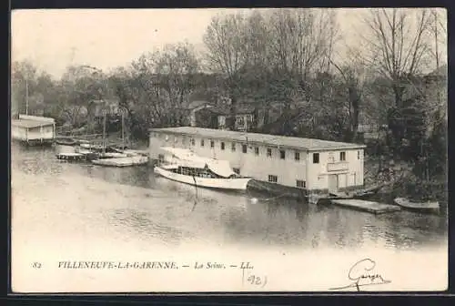 AK Villeneuve-la-Garenne, La Seine avec bateaux amarrés et entrepôt au bord de l`eau
