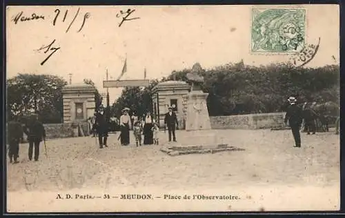 AK Meudon, Place de l`Observatoire avec des passants et une statue