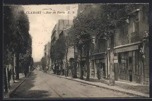 AK Clamart, Rue de Paris avec des arbres bordant la rue et des passants