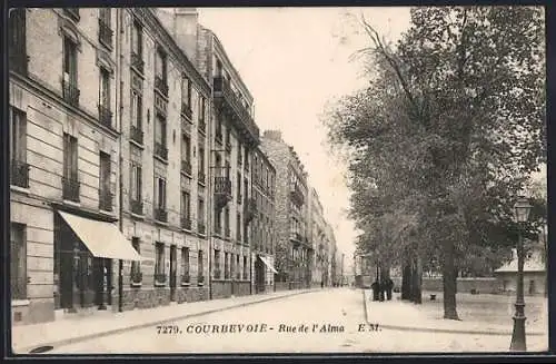 AK Courbevoie, Rue de l`Alma animée avec passants et arbres alignés