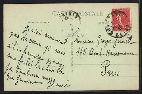 AK Courbevoie, Rue de l`Alma animée avec passants et arbres alignés