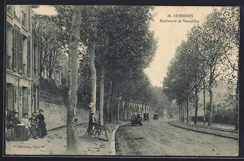 AK Suresnes, Boulevard de Versailles avec voitures et passants