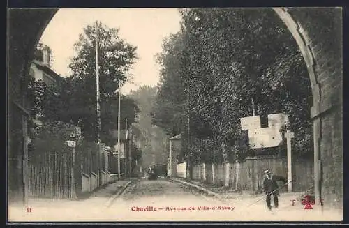 AK Chaville, Avenue de Ville-d`Avray sous un passage voûté