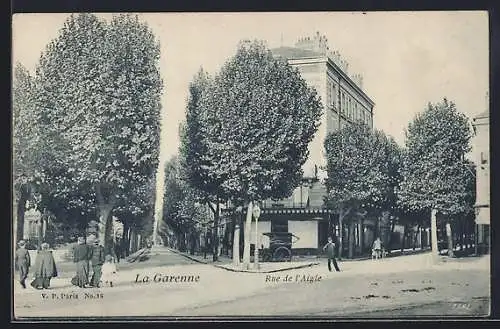 AK La Garenne, Rue de l`Aigle avec passants et arbres alignés