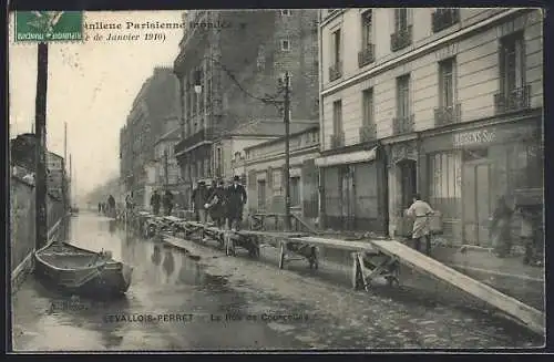 AK Levallois-Perret, La Rue de Courcelles inondée en janvier 1910