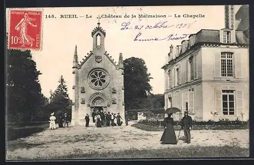 AK Rueil, Le Château de la Malmaison, La Chapelle, scène avec visiteurs élégants devant la chapelle