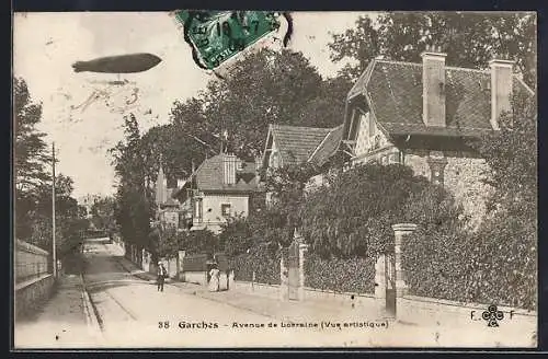 AK Garches, Avenue de Lorraine avec dirigeable, Vue artistique