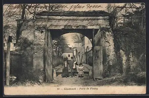 AK Clamart, Porte de Fleury avec des passants dans l`entrée ancienne