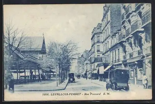 AK Levallois-Perret, Rue Poccard avec voitures et bâtiments historiques