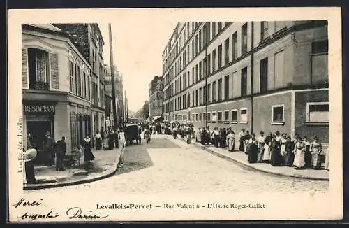 AK Levallois-Perret, Rue Valentin, L`Usine Roger-Gallet avec foule animée