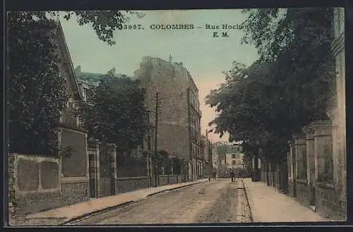 AK Colombes, Rue Hoche avec bâtiments résidentiels et arbres adjacents