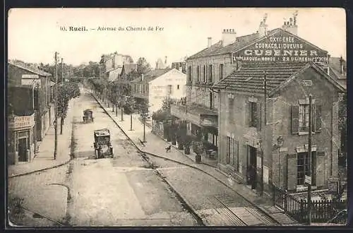 AK Rueil, Avenue du Chemin de Fer avec voitures et bâtiments commerciaux
