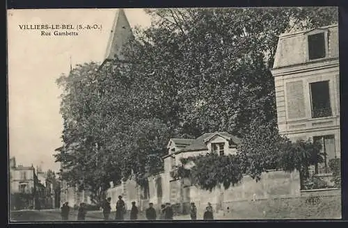 AK Villiers-le-Bel /S.-et-O., Rue Gambetta avec arbres et bâtiments historiques