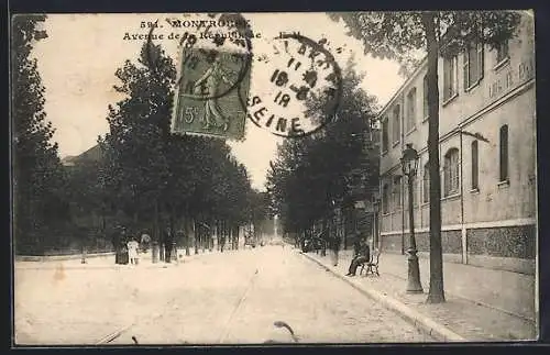 AK Montrouge, Avenue de la République avec passants et bâtiments