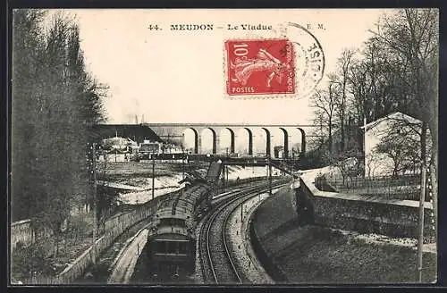 AK Meudon, Le Viaduc et train sur les voies ferrées en hiver