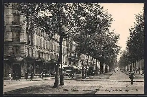 AK Neuilly-sur-Seine, Avenue de Neuilly avec bâtiments et arbres alignés