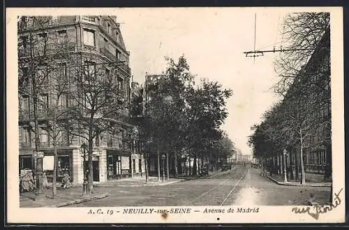 AK Neuilly-sur-Seine, Avenue de Madrid avec immeubles et arbres bordant la rue