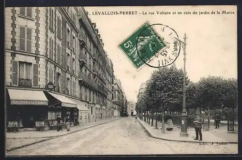 AK Levallois-Perret, La rue Voltaire et un coin du jardin de la Mairie
