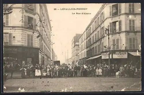 AK Levallois-Perret, La Rue d`Alsace animée avec des passants et boutiques