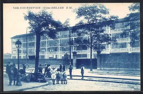 AK Courbevoie, Usine Delage E.M. avec passants devant l`entrée